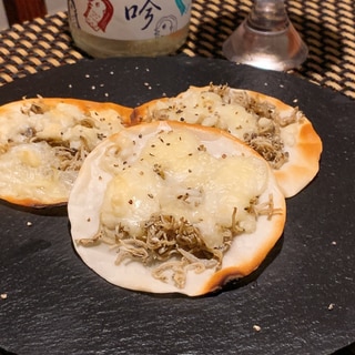 お酒のおともに、餃子の皮でじゃこピザ